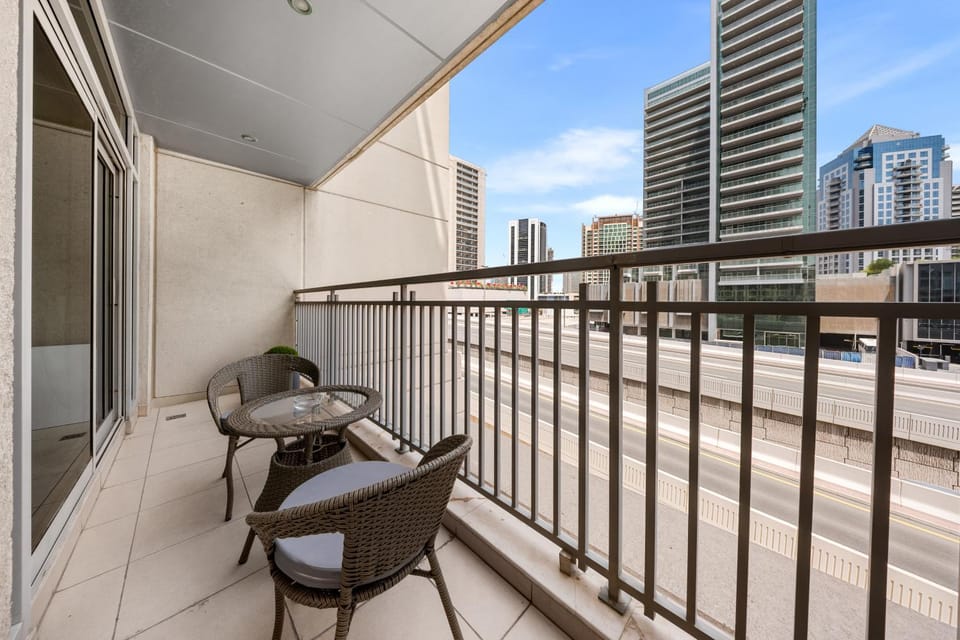 StayShort - Luxury Studio Apartment in Downtown Balcony Apartment in Dubai