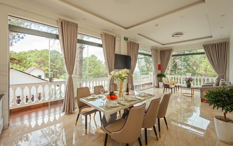 Communal lounge/ TV room, TV and multimedia, View (from property/room), Balcony/Terrace, Living room, Seating area, Dining area, Garden view