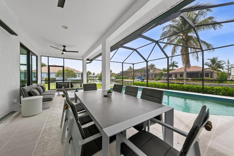 Luxury Waterfront House! 8 Minutes walk to Beach, Dining & Shops House in Marco Island