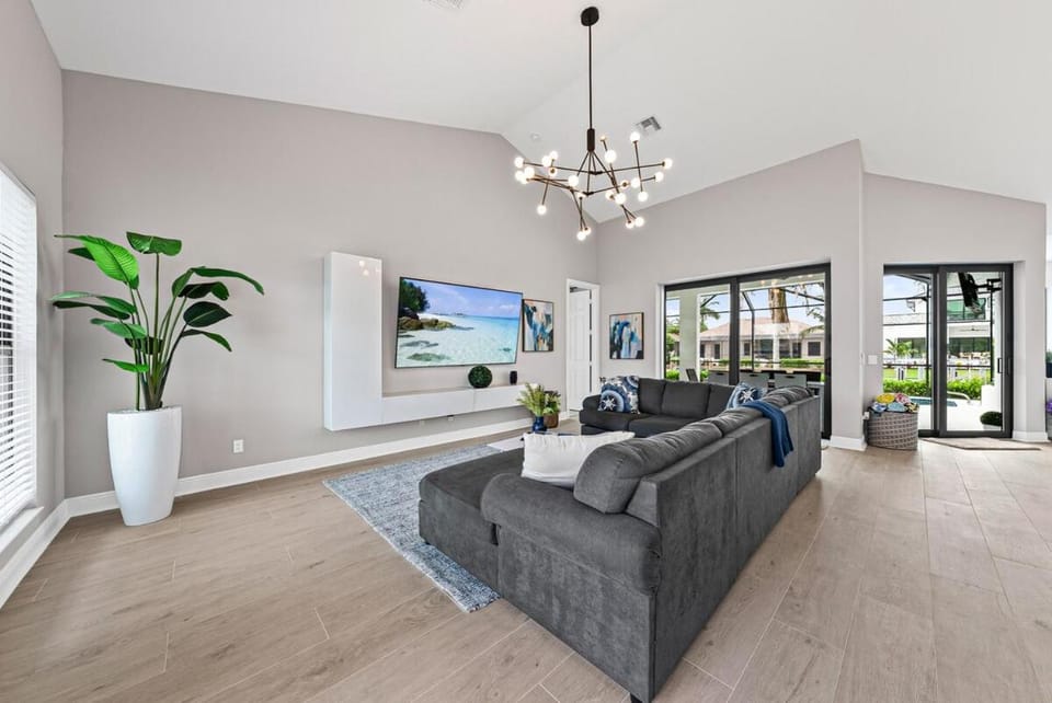 Luxury Waterfront House! 8 Minutes walk to Beach, Dining & Shops House in Marco Island