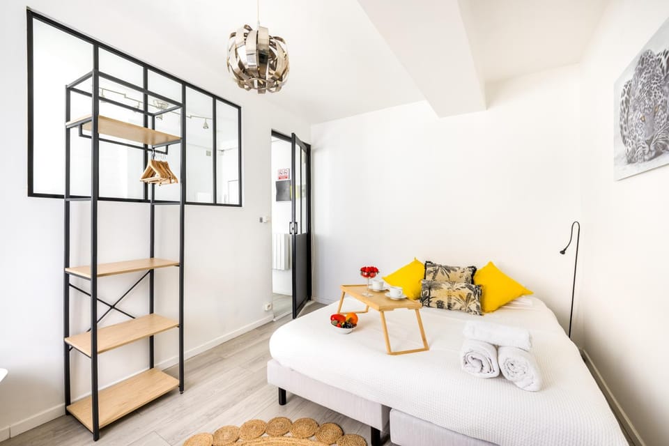 Bed, Photo of the whole room, Bedroom, storage, towels