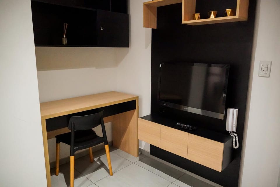 Coffee/tea facilities, Kitchen or kitchenette, Dining area, minibar