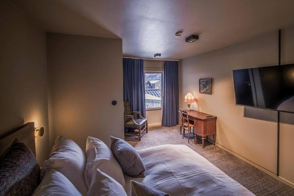 Bed, TV and multimedia, Photo of the whole room, Bedroom