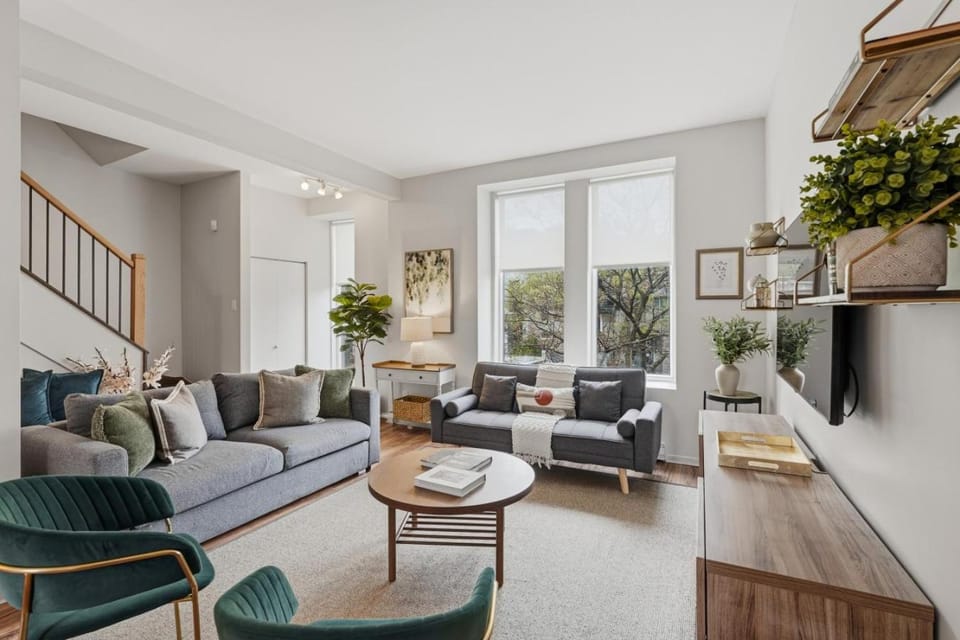 Rustic-Townhouse on the plateau Mont-Royal House in Laval