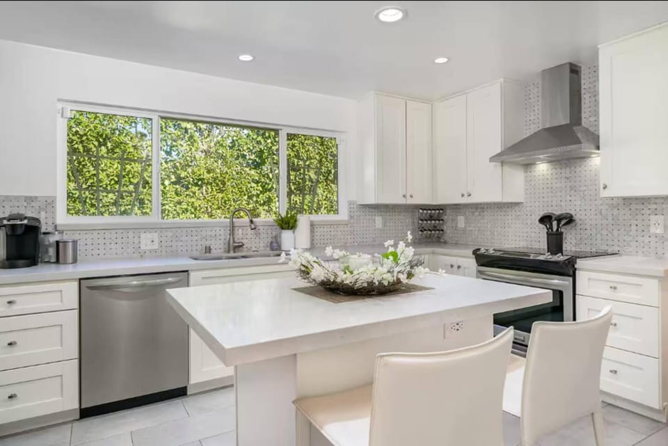 4BR Studio City Home Hot Tub Near Universal House in Sherman Oaks