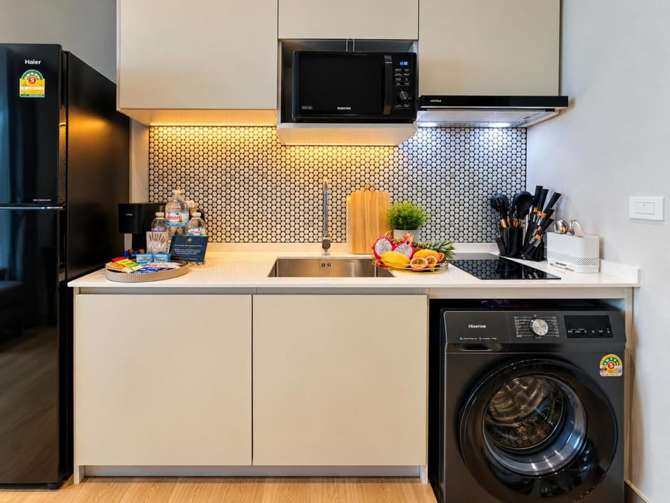 Kitchen or kitchenette, stove, washing machine