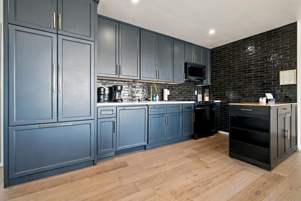 Coffee/tea facilities, Kitchen or kitchenette, dishwasher, oven, stove