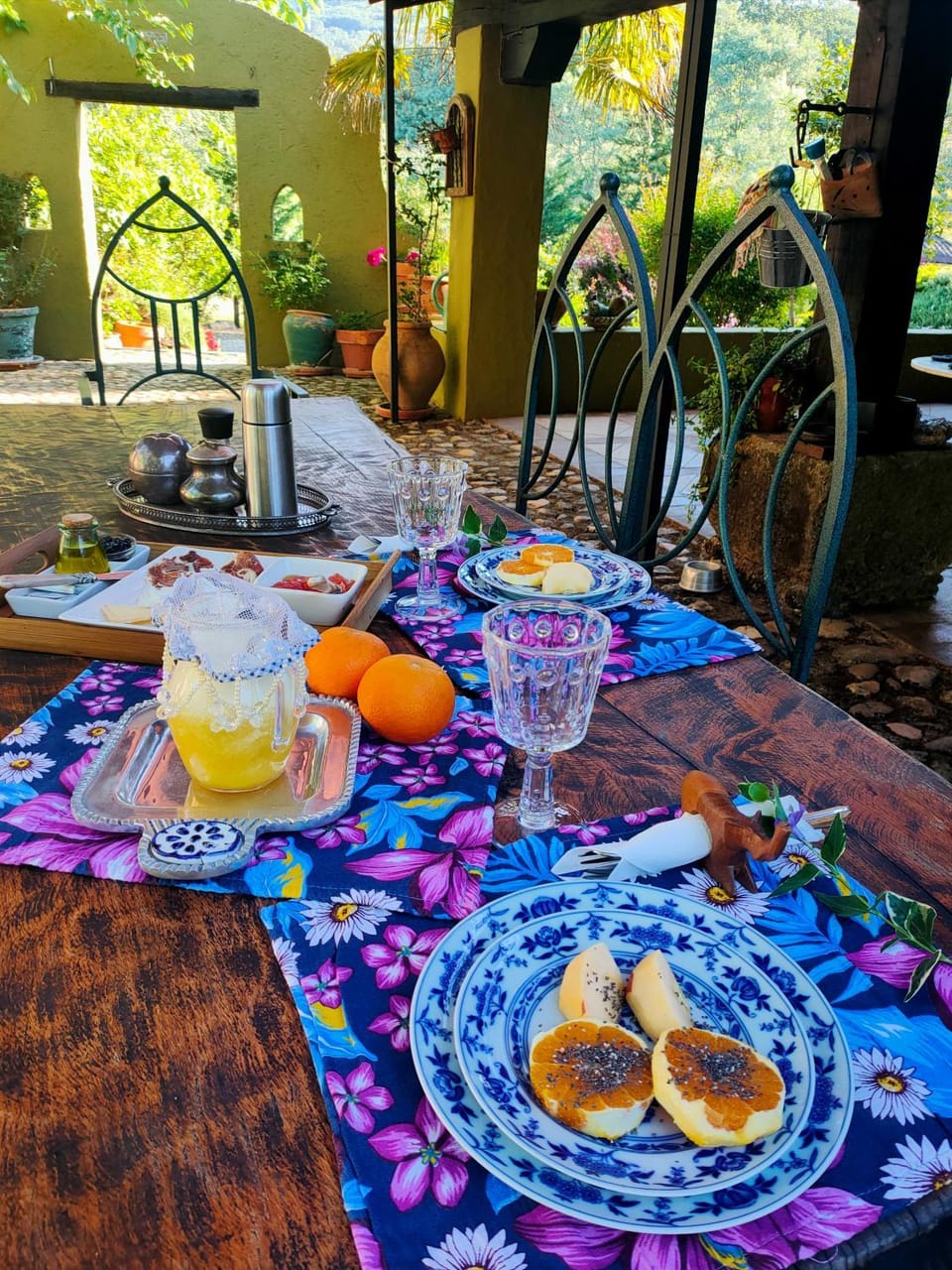 Food and drinks, Dining area, Food, Breakfast, Continental breakfast