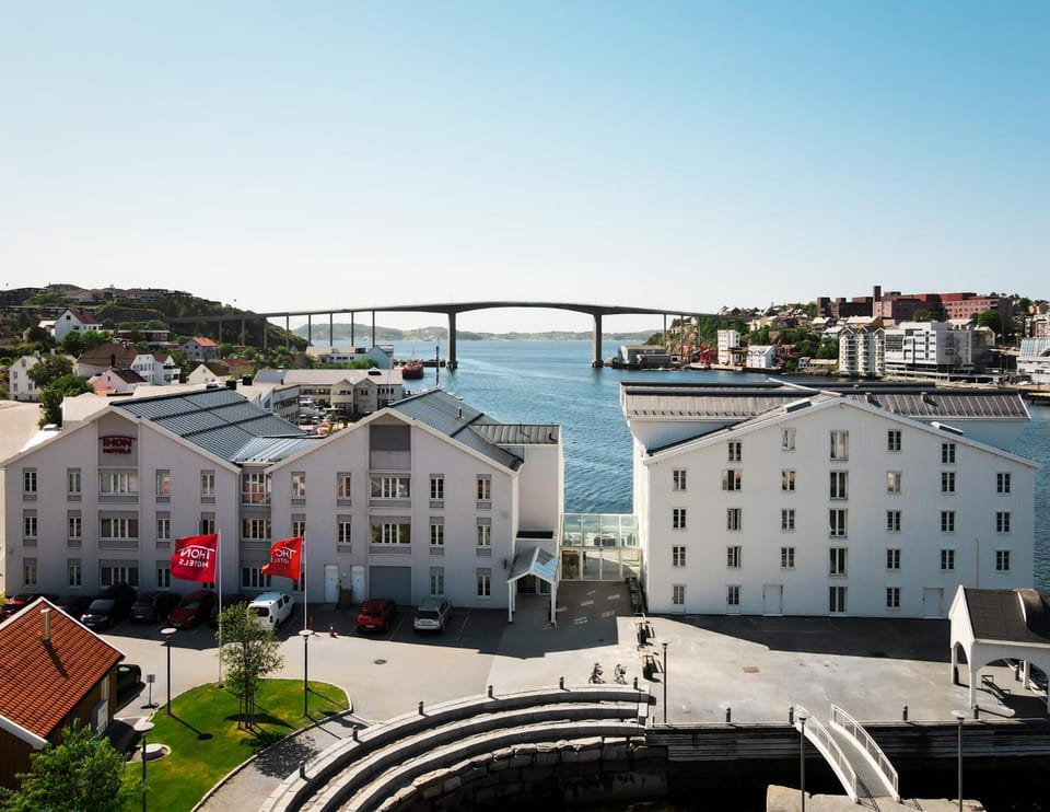 Facade/entrance, Bird's eye view