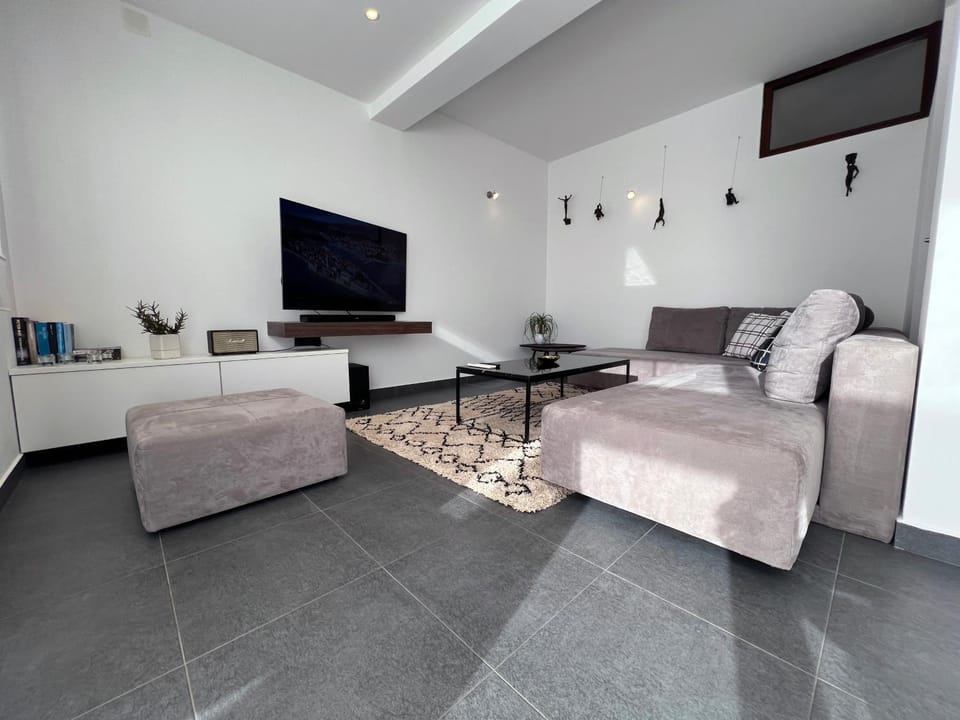 TV and multimedia, Living room, Seating area, Evening entertainment