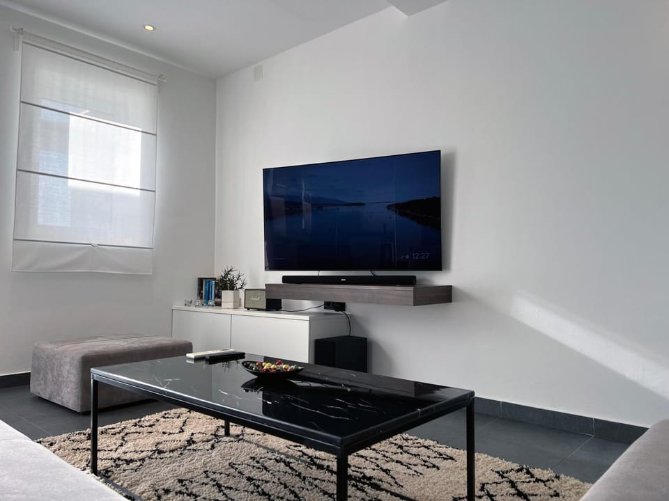 TV and multimedia, Living room, Seating area, Evening entertainment