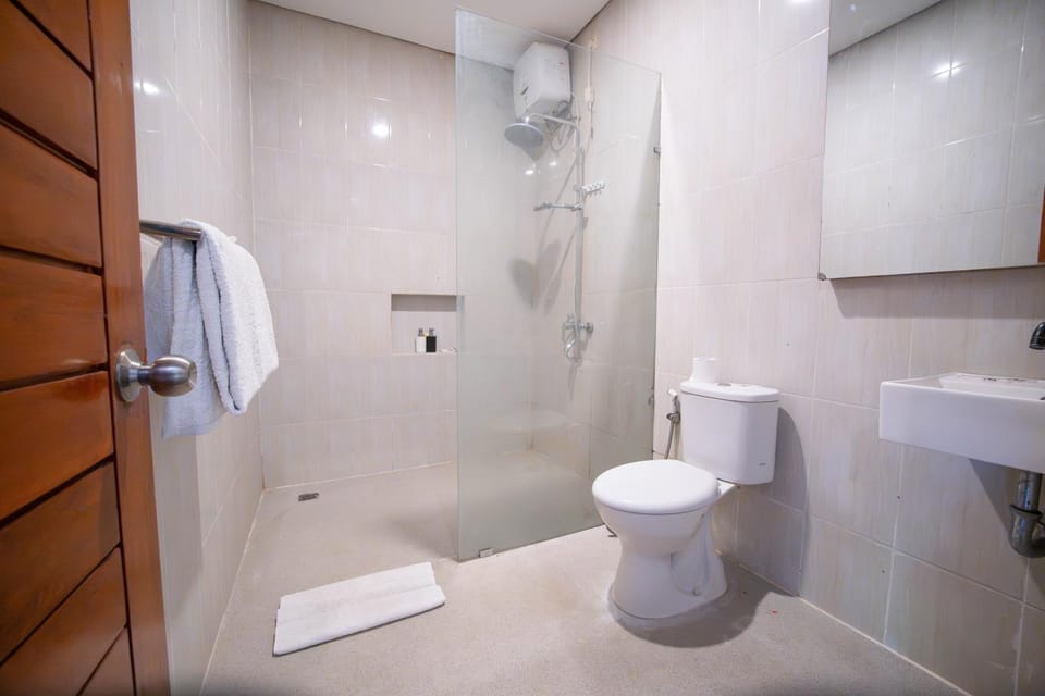 Shower, Toilet, Bathroom, bidet, towels