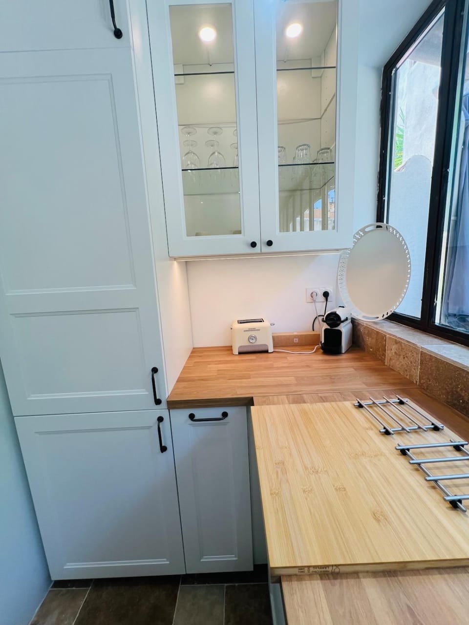 Coffee/tea facilities, stove, toaster