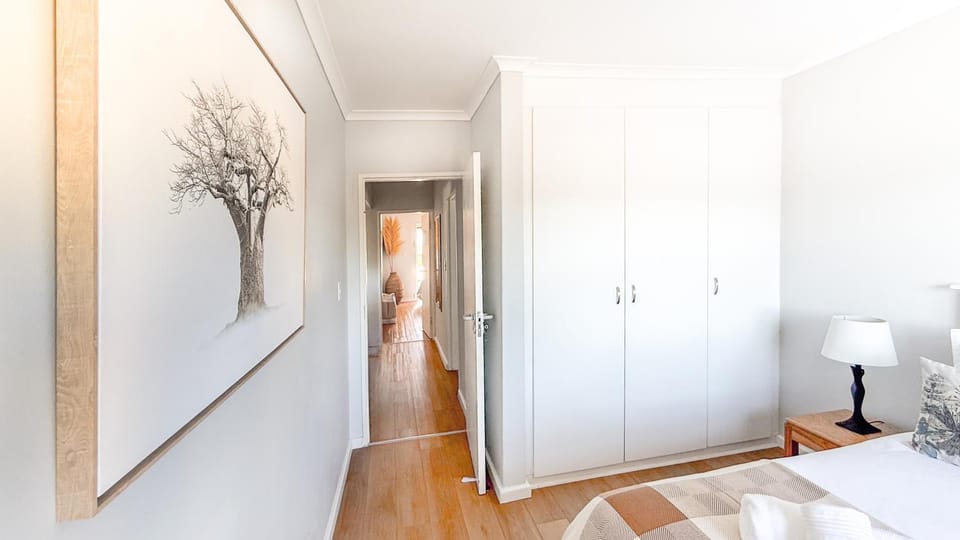 Photo of the whole room, Bedroom, wardrobe