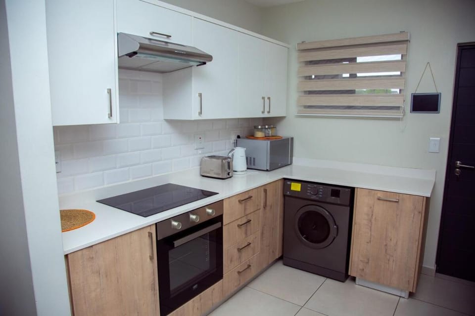 Sandton Garden Apartment - Backup Power and Water Apartment in Sandton