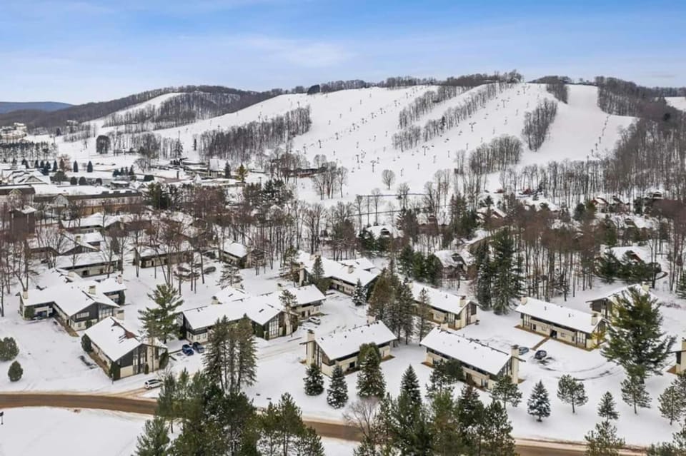 Ember Golf Walk to Ski Lift Boyne Mt Sleep 14 House in Michigan