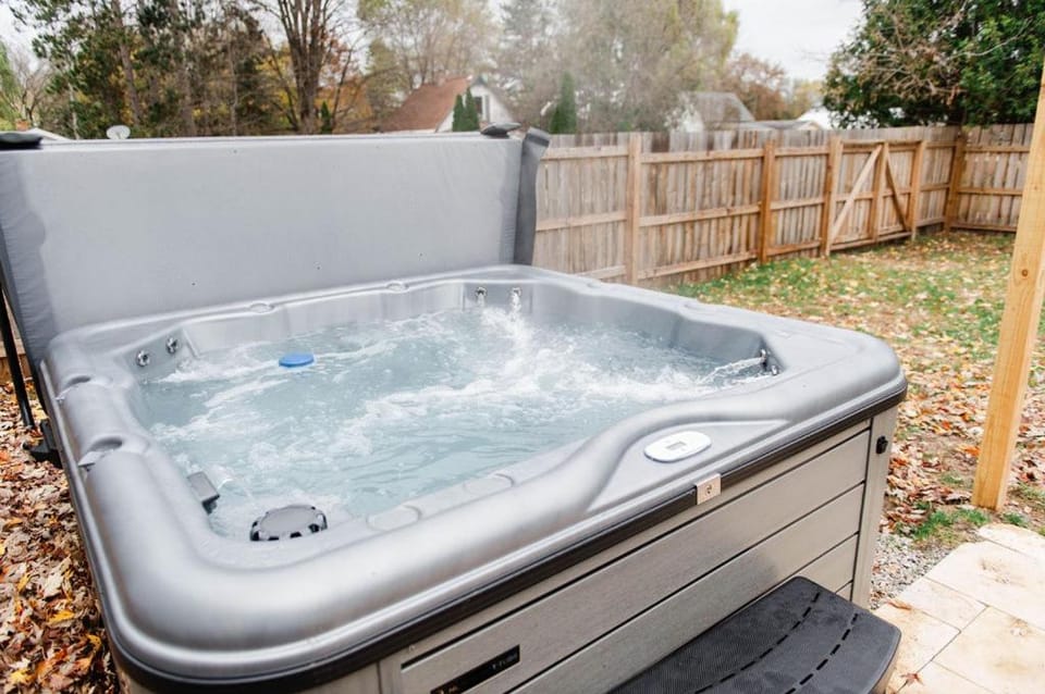 MJ Hot Tub Fenced yard 7 mins to skihill House in Boyne City