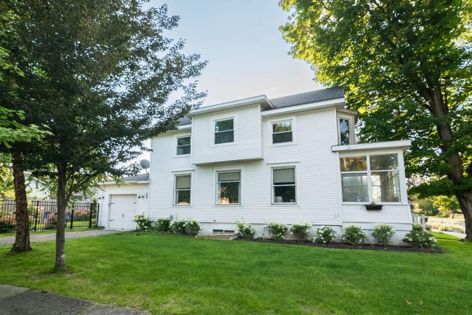 Pearl Fully Renovated In Town Charmer Sleep10 House in Boyne City