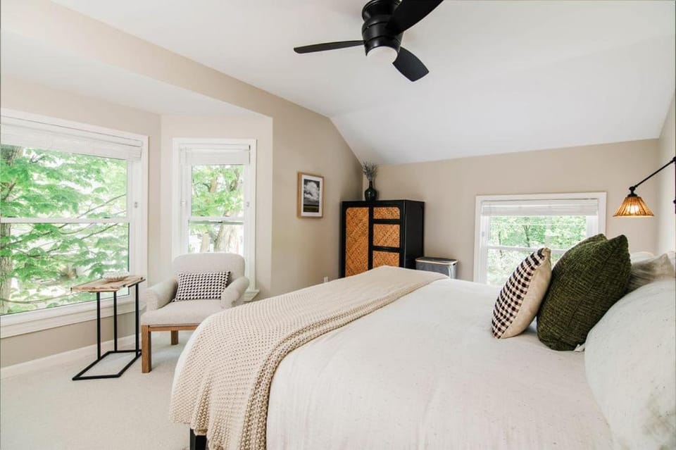 Pearl Fully Renovated In Town Charmer Sleep10 House in Boyne City