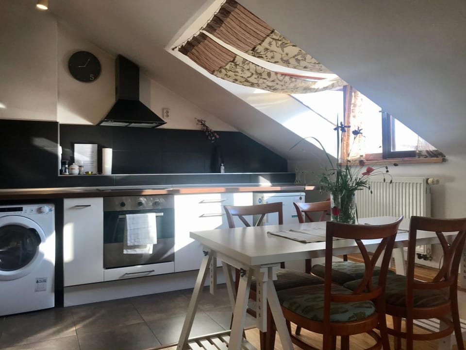 Kitchen or kitchenette, Dining area, Communal kitchen