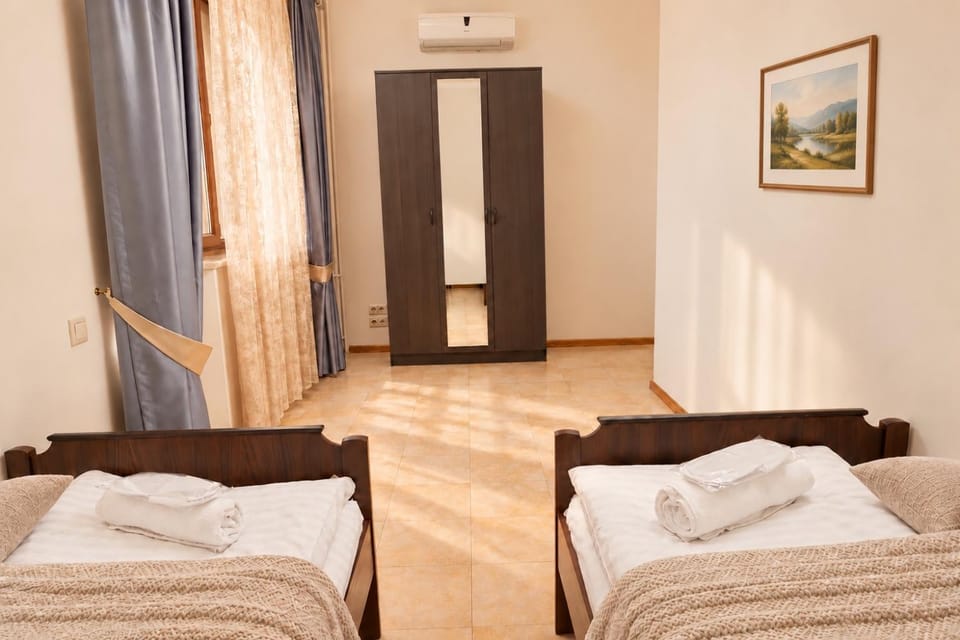 Bed, Bedroom, towels