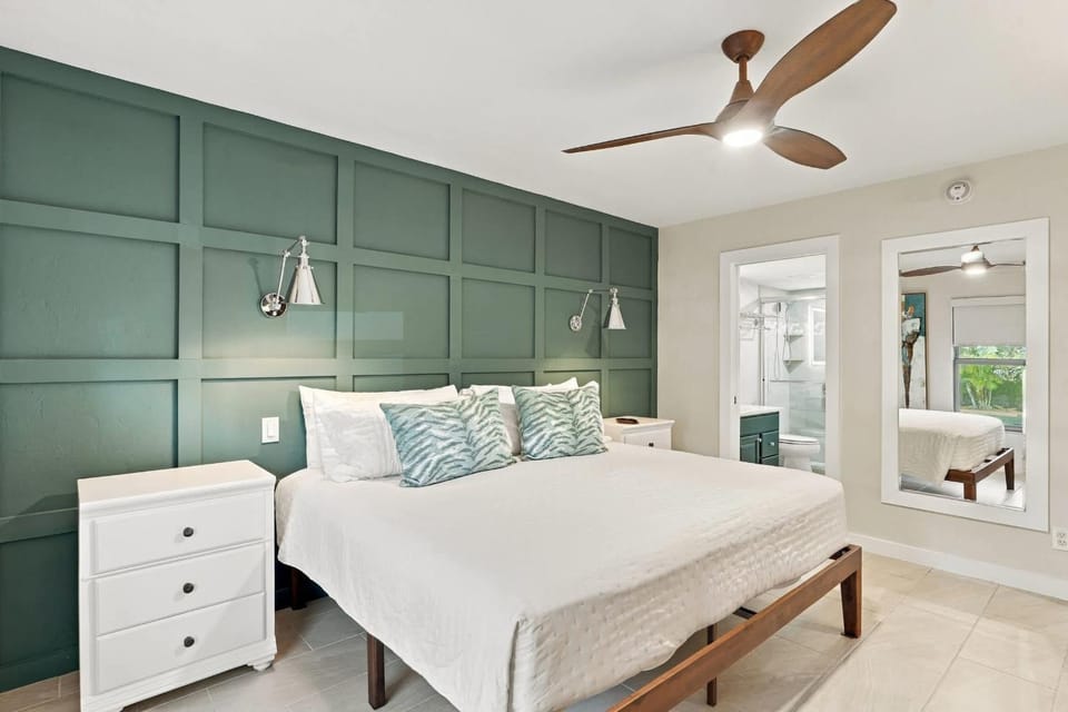 C-121 - Updated Modern and Private Wooded Views House in Naples