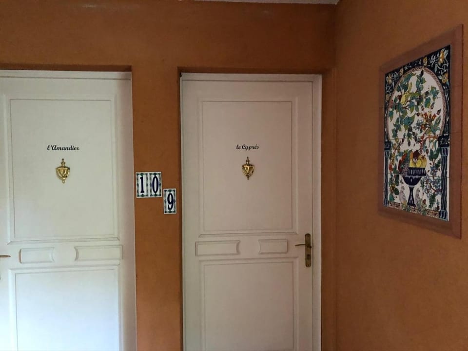 50m Plage T2 Grande Terrasse Vue Mer Climatisé Piscine Chauffée, Parking clos gratuit Apartment in Sanary-sur-Mer