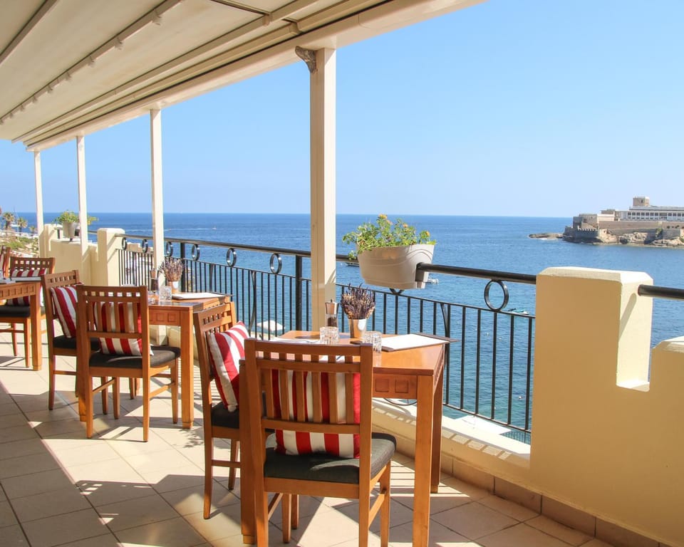 Restaurant/places to eat, Balcony/Terrace, Dining area