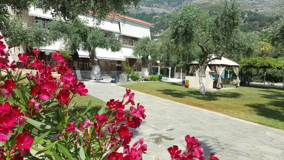 Property building, Patio, Facade/entrance, BBQ facilities, Garden
