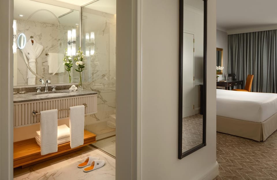 Bed, Bathroom, Photo of the whole room, Bedroom