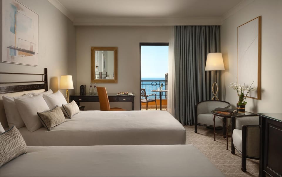 Photo of the whole room, Sea view