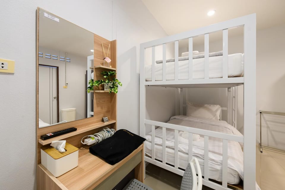 Bed, Bedroom, bunk bed, towels