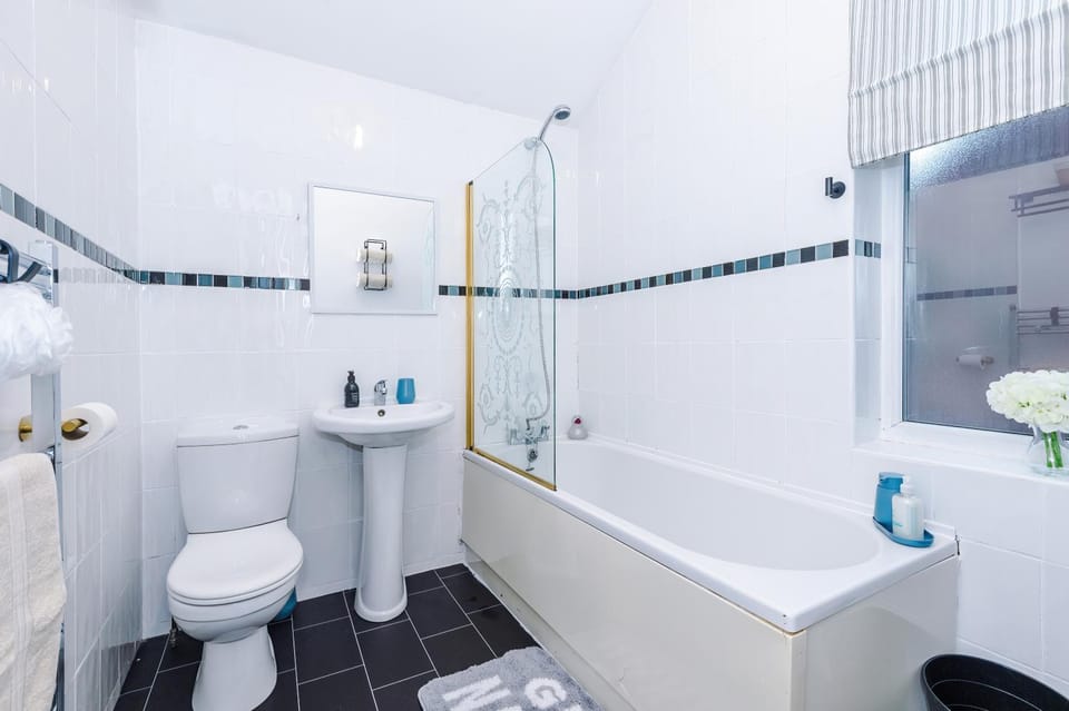 Shower, Toilet, Bathroom, Bath, towels
