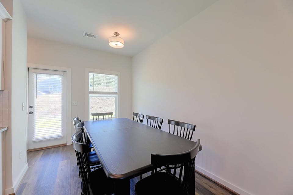 < 2 Mi to Auburn University! Modern Retreat, Patio House in Opelika