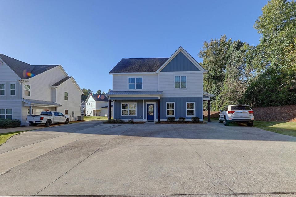 < 2 Mi to Auburn University! Modern Retreat, Patio House in Opelika