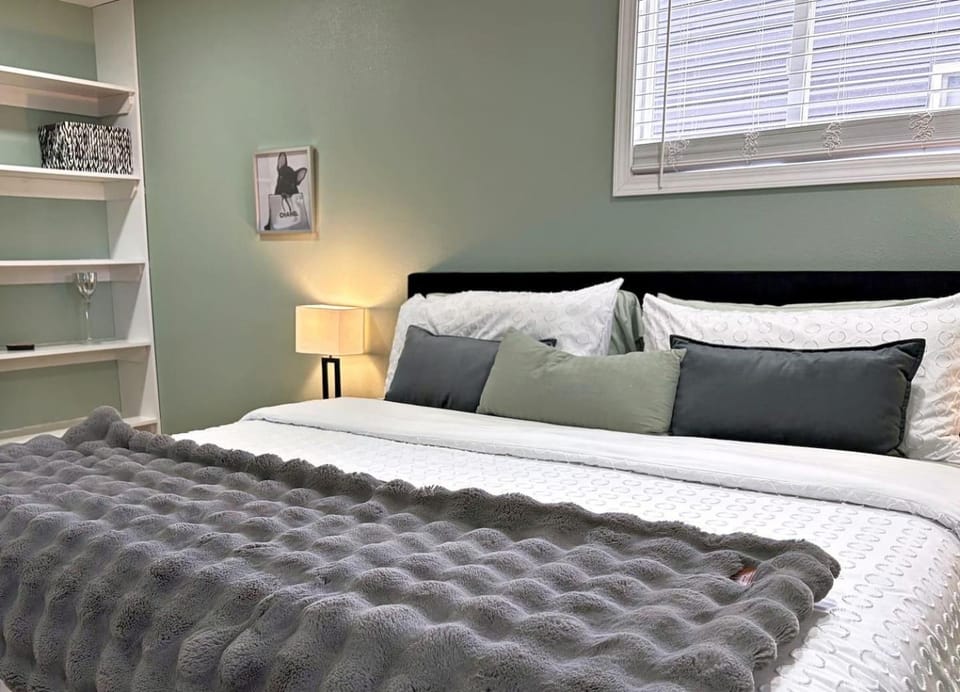 Pretty in Pink 2 King Suites 2 Baths Near Downtown Bismarck House in Bismarck