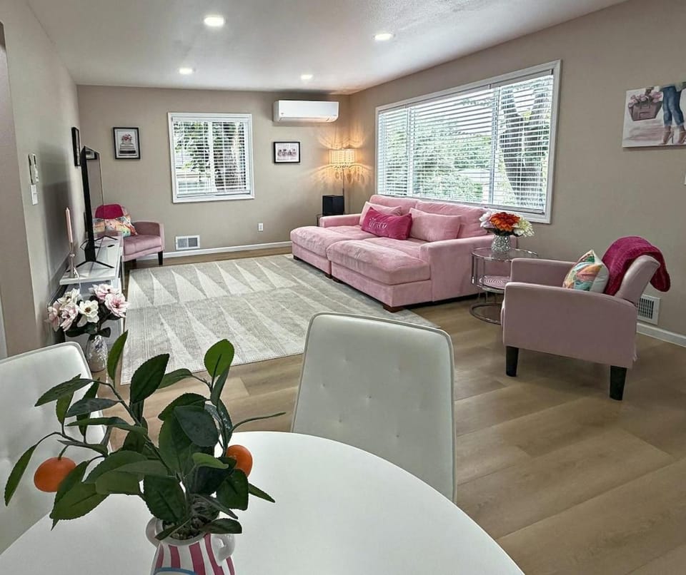 Pretty in Pink 2 King Suites 2 Baths Near Downtown Bismarck House in Bismarck