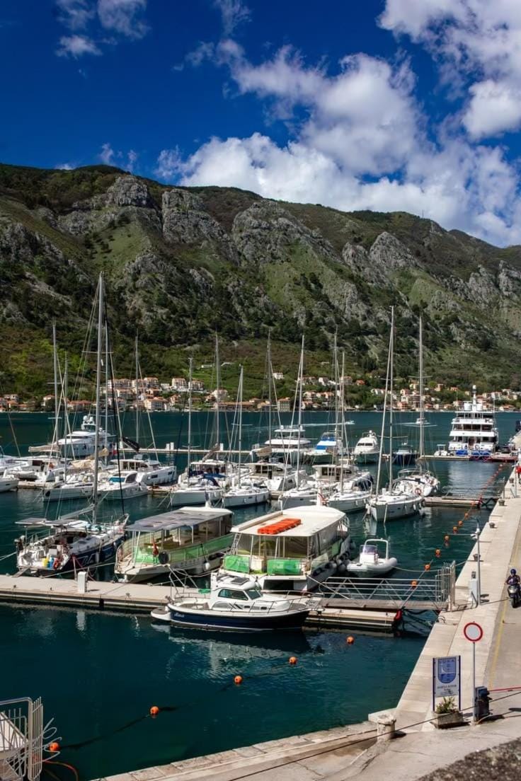 Kotor Old town yelkenli konaklama Docked boat in Kotor