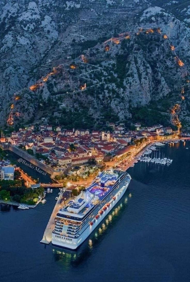 Kotor Old town yelkenli konaklama Docked boat in Kotor