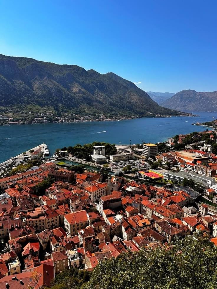Kotor Old town yelkenli konaklama Docked boat in Kotor