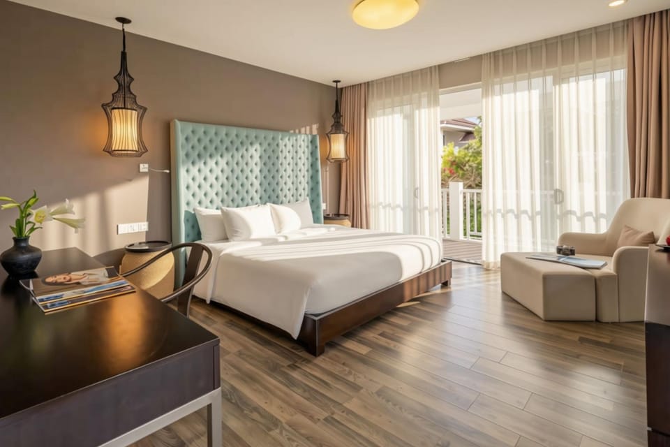 Bed, Photo of the whole room, Seating area, Bedroom, air conditioner
