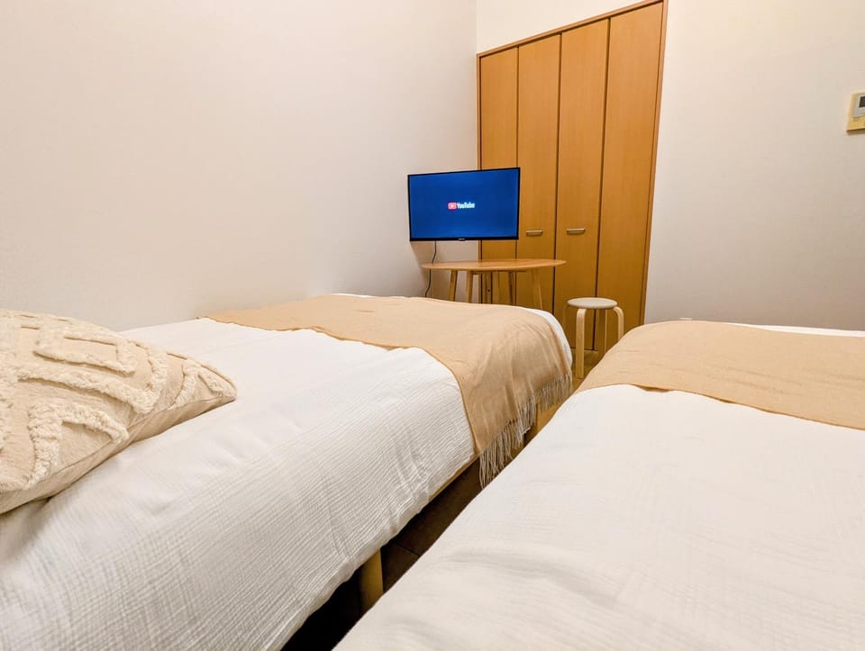Bed, TV and multimedia, Bedroom