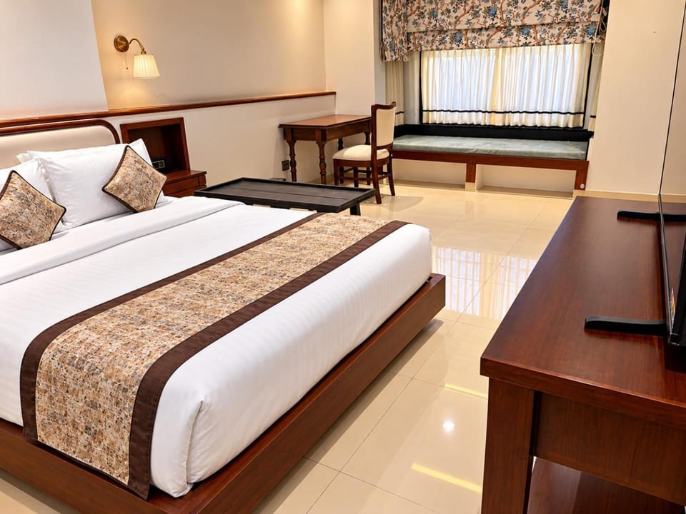 Bed, TV and multimedia, Living room, Photo of the whole room, Seating area, Bedroom, hair dresser