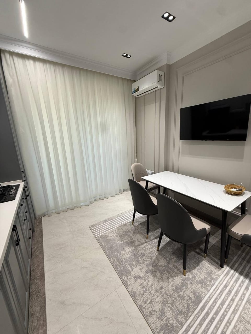 TV and multimedia, Kitchen or kitchenette, Dining area, air conditioner