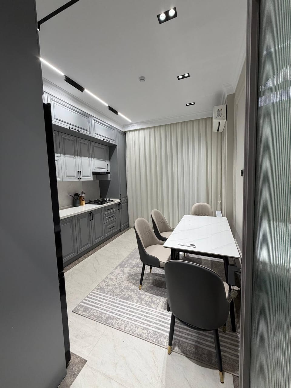 Kitchen or kitchenette, Dining area