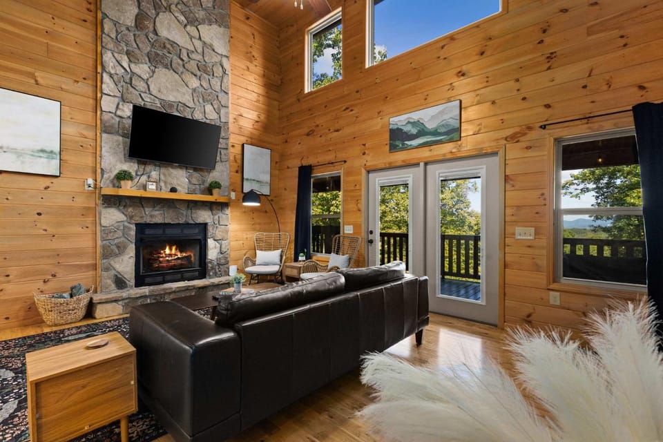 Mountain View Cabin 10 Seat Theater Hot Tub Cabin in Union County