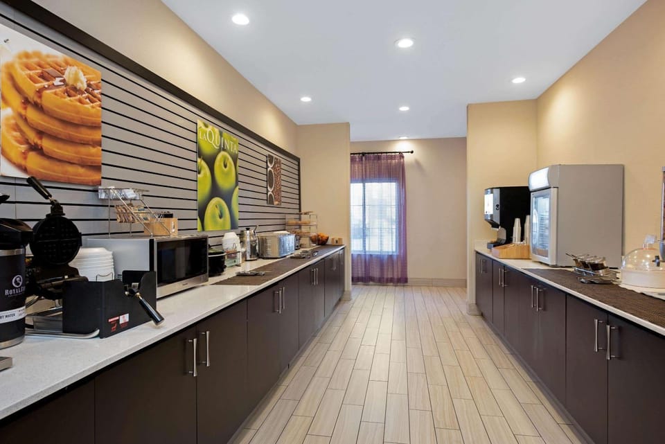 Restaurant/places to eat, Dining area, On site, Breakfast