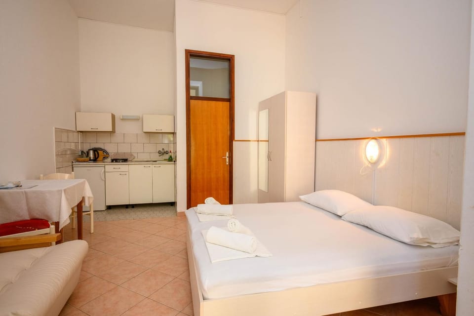 Kitchen or kitchenette, Bedroom