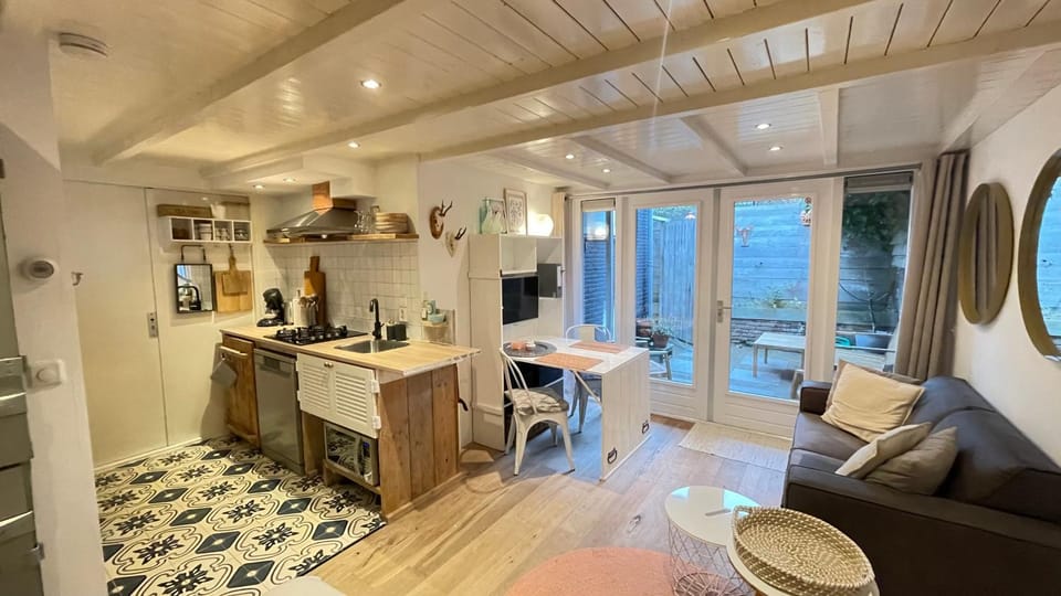 TV and multimedia, Kitchen or kitchenette, Living room, Seating area, Dining area, pet friendly, stove