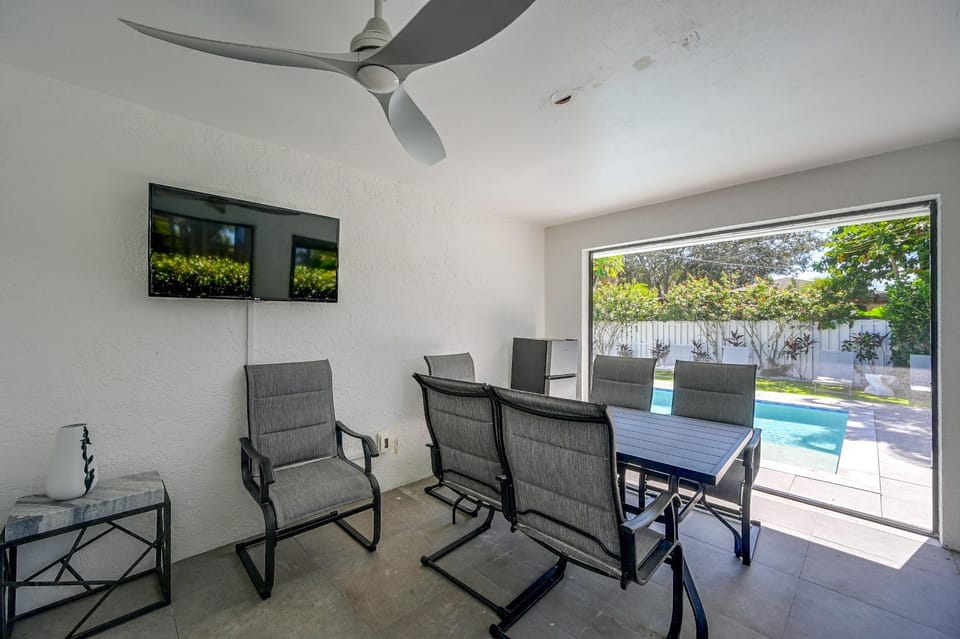 Private Pool Oasis! 1 Mi to Vanderbilt Beach House in Naples Park